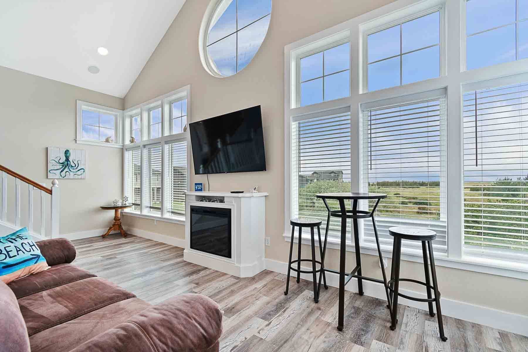 تلفزيون ذكي، مدفأة، ألعاب فيديو، كرة قدم الطاولة