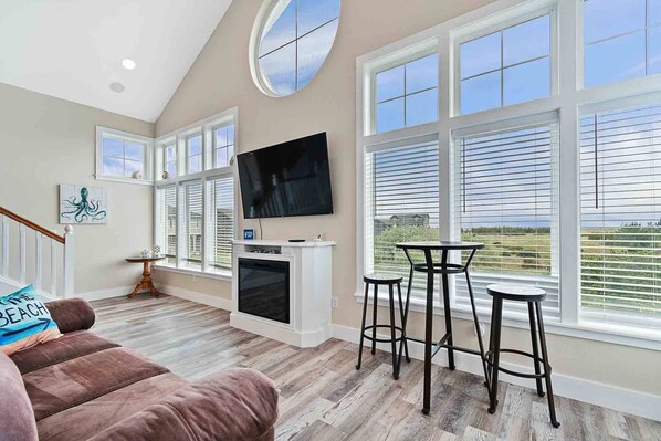 Smart TV, fireplace, video games, foosball - Pets OK, Amazing View, Steps to Town & Beach (Seas) (Long Beach)