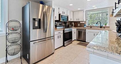 Pets OK, Amazing View, Steps to Town & Beach (Seas)