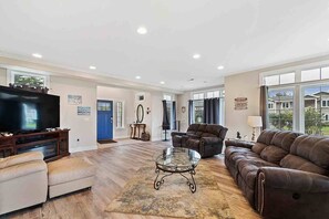 Smart TV, fireplace, video games, foosball - Pets OK, Amazing View, Steps to Town & Beach (Seas) (Long Beach)