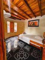 Muebles diferentes y espacio para trabajar con laptop 