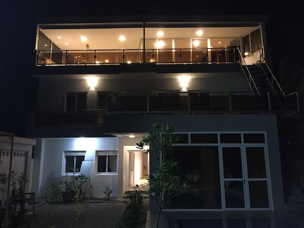 Fassade der Unterkunft – Abend/Nacht