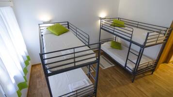 Decoración personalizada, escritorio, wifi gratis y ropa de cama