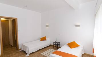 Decoración personalizada, escritorio, wifi gratis y ropa de cama