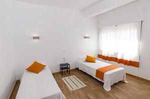 Twin Room, Private Bathroom | Individually decorated, desk, free WiFi, bed sheets