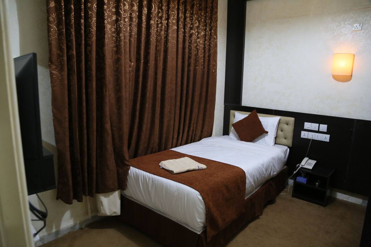 Single Room | Blackout drapes, soundproofing, iron/ironing board (on request)