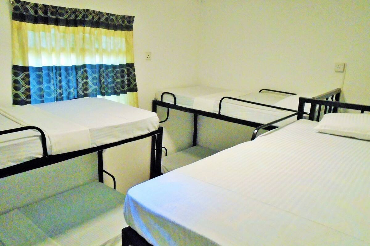 Gemeinsamer Comfort-Schlafsaal, Mehrere Betten, Nichtraucher | 3 Schlafzimmer, schallisolierte Zimmer, kostenloses WLAN, Bettwäsche