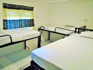 Gemeinsamer Comfort-Schlafsaal, Mehrere Betten, Nichtraucher | 3 Schlafzimmer, schallisolierte Zimmer, kostenloses WLAN, Bettwäsche