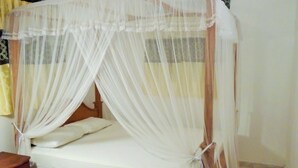 Comfort Twin Room, 1 Double Bed, Non Smoking | 3 bedrooms, soundproofing, WiFi (free), bed sheets - Ceylon hostel-galle (Unawatuna)