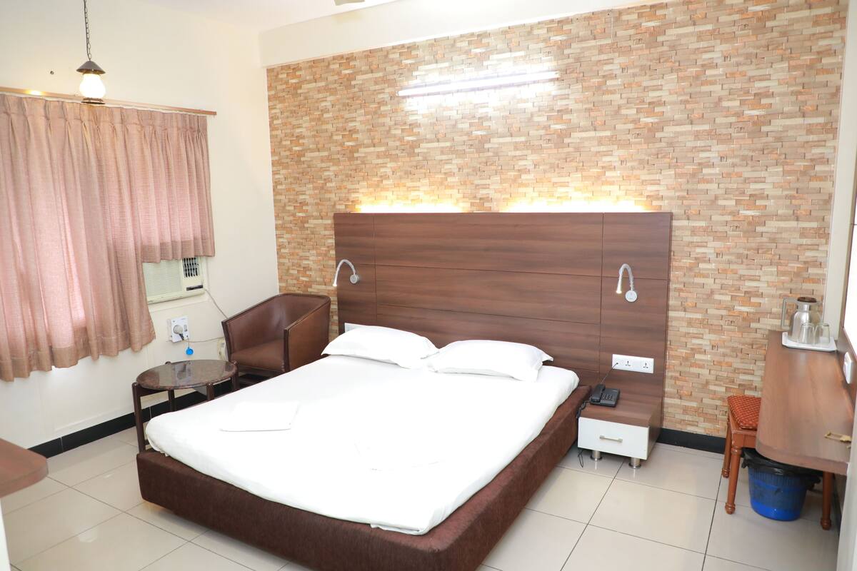 Chambre Deluxe, 1 lit double, non-fumeurs | Ameublement personnalisé, bureau, Wi-Fi, draps fournis