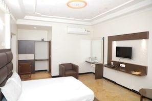Chambre Deluxe, 1 lit double, non-fumeurs | Ameublement personnalisé, bureau, Wi-Fi, draps fournis