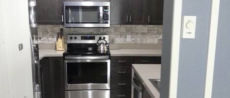 冷蔵庫、電子レンジ、オーブン、コンロ