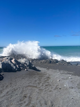 Beach nearby, sun-loungers. PAUA POINT Close to beach,deck/views, homely, free wifi, a gem! Relax and enjoy!