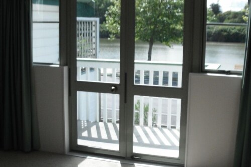 Riverside Townhouse with room for all the family, great location & WIFI