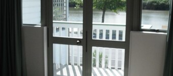 Riverside Townhouse with room for all the family, great location & WIFI