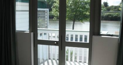 Riverside Townhouse with room for all the family, great location & WIFI