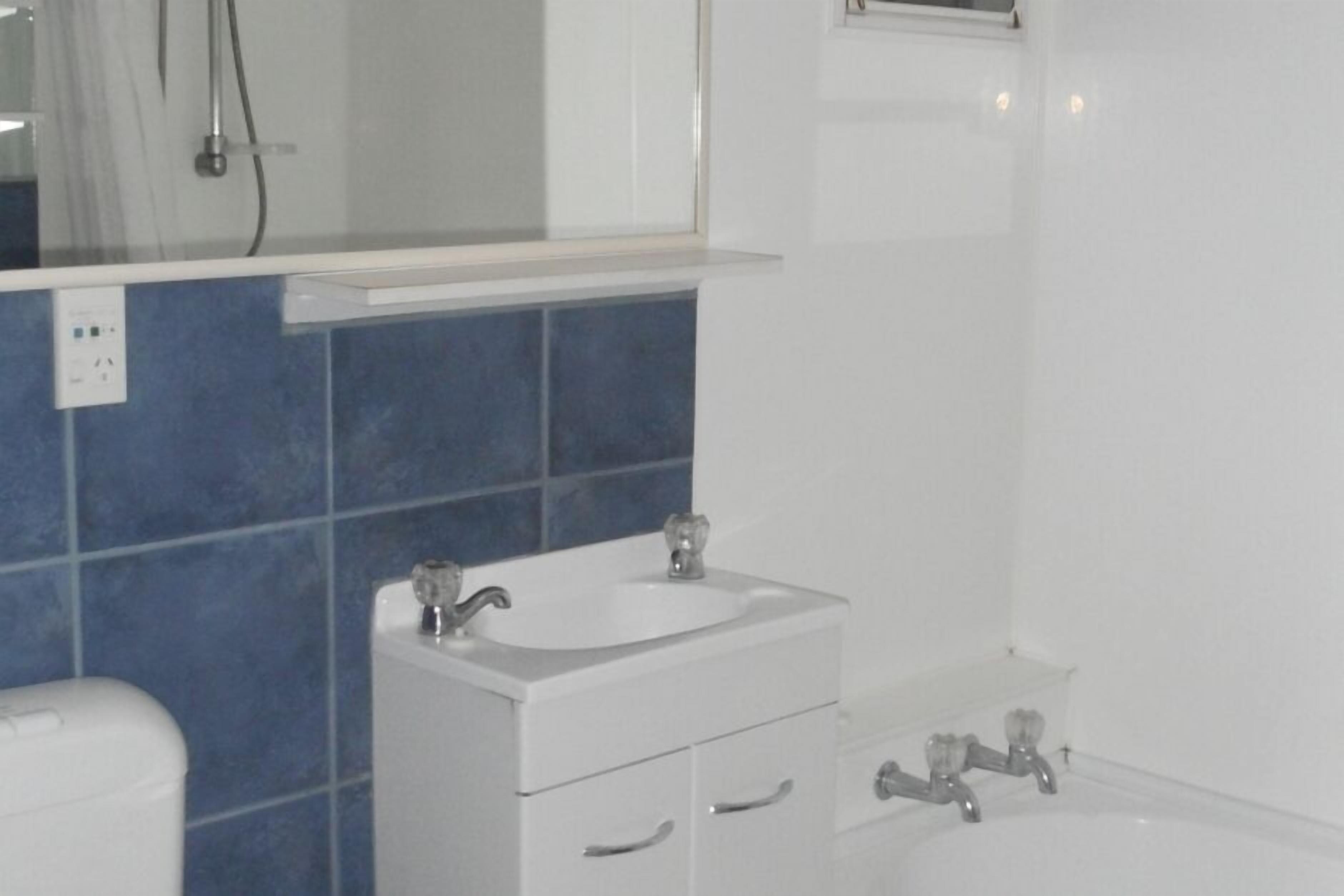 Ensemble douche/baignoire, sèche-cheveux, serviettes fournies