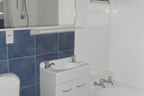 Ensemble douche/baignoire, sèche-cheveux, serviettes fournies