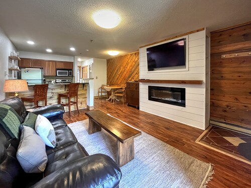 Ski-in/Ski-out, 1 bedroom at the heart of the Resort Base Area!