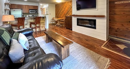 Ski-in/Ski-out, 1 bedroom at the heart of the Resort Base Area!