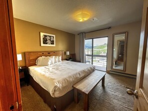 1 bedroom, iron/ironing board, free WiFi, bed sheets - Ski-in/Ski-out, 1 bedroom at the heart of the Resort Base Area! (Mt. Crested Butte)