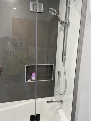 Tina con regadera, secadora de cabello, jabón, shampoo 