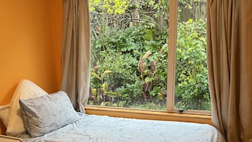 4 habitaciones, escritorio y tabla de planchar con plancha