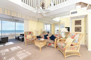 TV, DVD-spiller og stereoanlegg