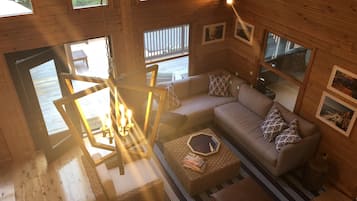 Een smart-tv en een tafeltennistafel