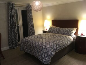 Perhehuone, tupakointi kielletty | Kannettavalle tietokoneelle sopiva työtila, äänieristys