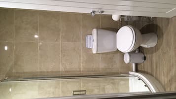 Shower, perlengkapan mandi gratis, pengering rambut, dan handuk