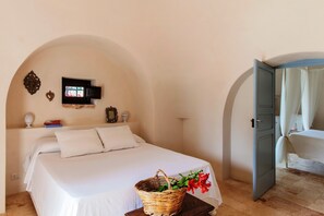3 quartos, escrivaninha, ferros/tábuas de passar roupa, berço de viagem