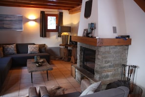 Smart TV, chimenea, reproductor de DVD