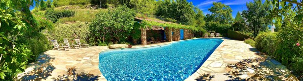 Una piscina al aire libre