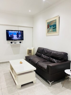 Suíte família | Área de estar | TV LCD 32 polegadas com canais via satélite, TV