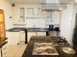 Refrigerador con freezer, microondas, horno, placa de cocina