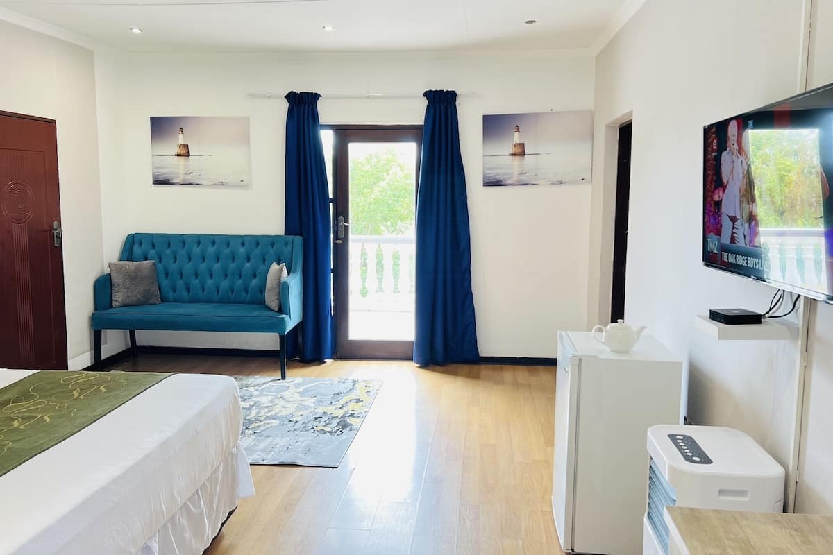 Family Room | 1 bedroom, Egyptian cotton sheets, premium bedding, down comforters