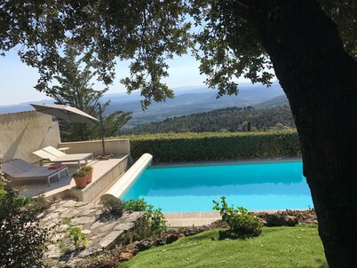 TOURTOUR BREATHTAKING VIEWS
OUTDOOR SAUNA AND JACUZZI
