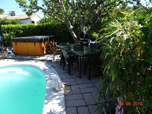 Outdoor dining - Provence Bungalow Family 3 Rooms Swimming pool sharing 1h00 8km from Avignon (Morières-Lès-Avignon)