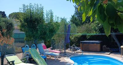 Provence Bungalow Family 3 Rooms Swimming pool sharing 1h00 8km from Avignon