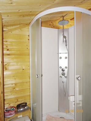 Shower - Provence Bungalow Family 3 Rooms Swimming pool sharing 1h00 8km from Avignon (Morières-Lès-Avignon)