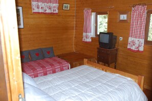 4 bedrooms, iron/ironing board, free WiFi
