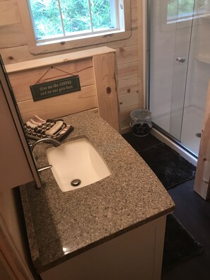 Dusche, Haartrockner, Handtücher