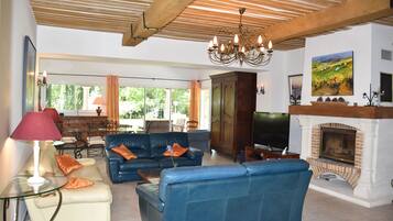 智能电视、壁炉、桌上足球、乒乓球