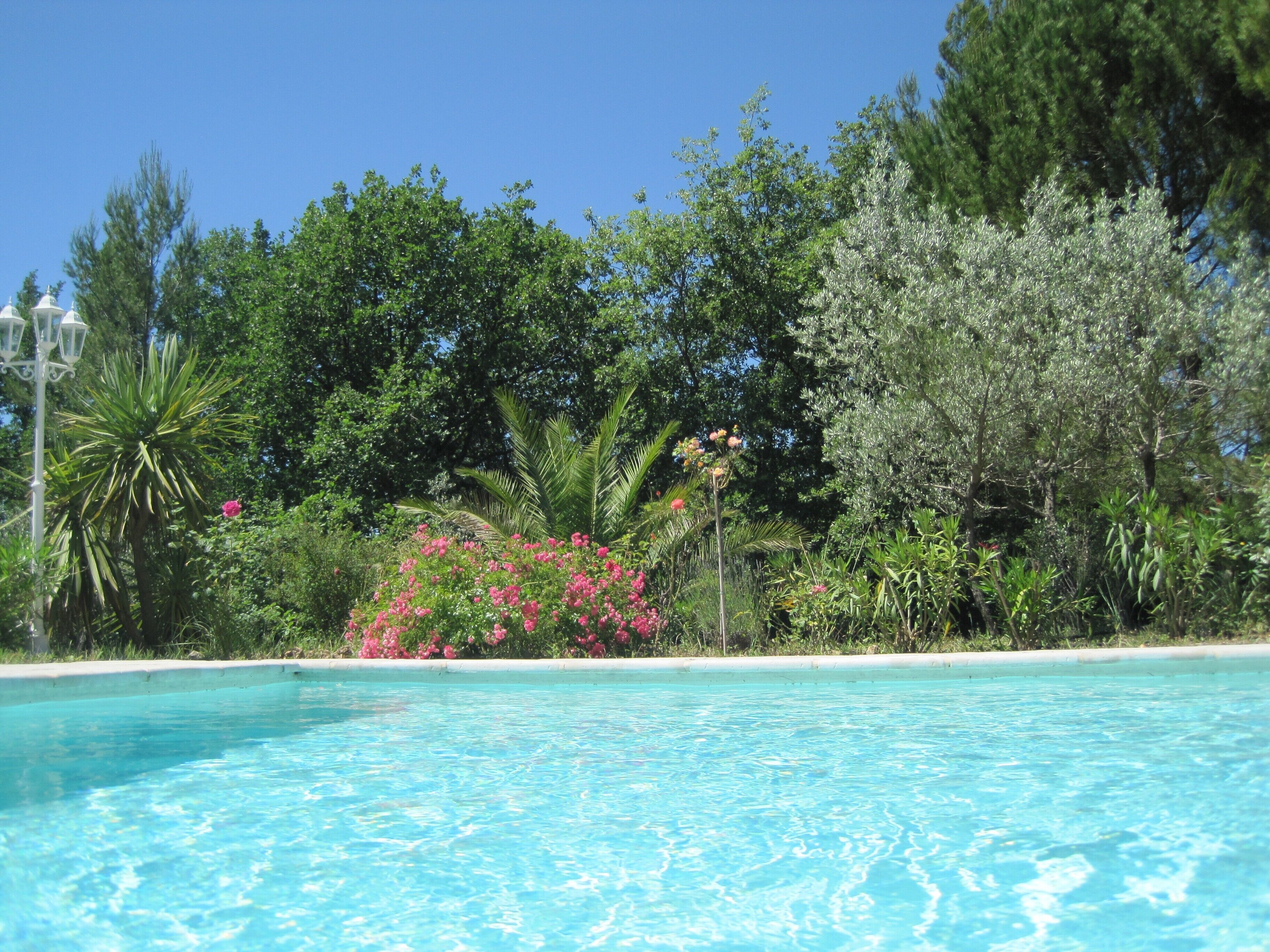 Piscine en L de 67 m² (11x5)+(4x3) sécurisée, au sel, avec barrière aux normes Afnor, non installée sur cette photo.
