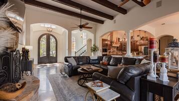 Una Smart TV, una chimenea, un reproductor de DVD, libros