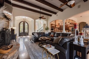 Smart TV, fireplace, DVD player, books - Lux Retreat 3600SqFt on 11Acres, Pool, 5min to Lake Travis,Theatre room, wet bar (Leander)