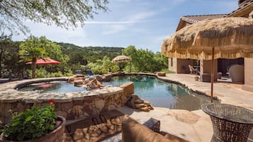 Una piscina al aire libre, una piscina climatizada