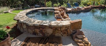 Lux Retreat 3600SqFt on 11Acres, Pool, 5min to Lake Travis,Theatre room, wet bar