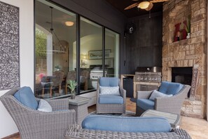 Terrace/patio - Lux Retreat 3600SqFt on 11Acres, Pool, 5min to Lake Travis,Theatre room, wet bar (Leander)